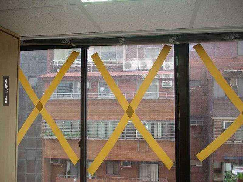 防臺(tái)風(fēng)膠帶貼法