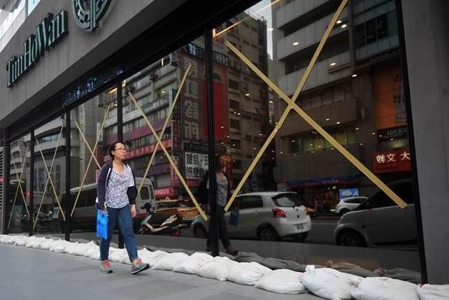 防臺(tái)風(fēng)膠帶貼法